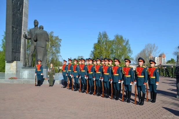 Возложение цветов к Вечному огню. 9 мая 2017 года.