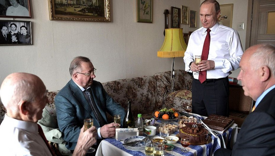 Владимир Путин поздравил своего бывшего руководителя с 90-летием.