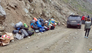 В Горном Алтае туристы помогли поднять перевернувшийся микроавтобус.