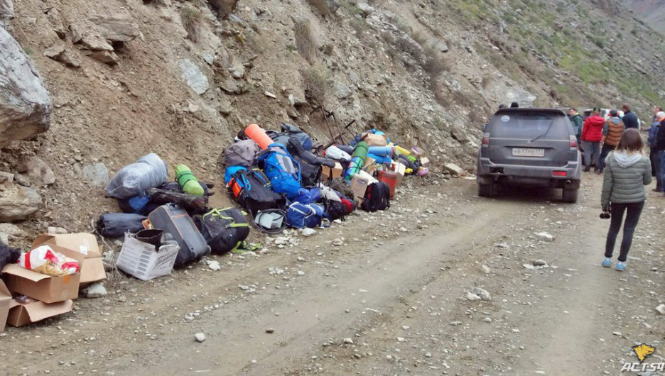 В Горном Алтае туристы помогли поднять перевернувшийся микроавтобус.