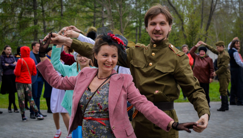 В Барнауле прошли танцы в стиле послевоенных лет.