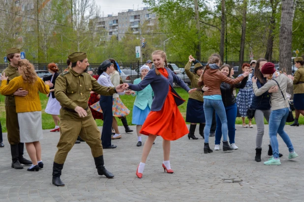 В Барнауле прошли танцы в стиле послевоенных лет.