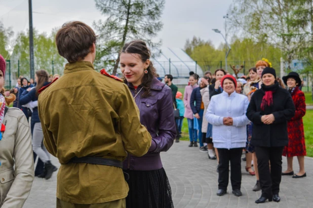 В Барнауле прошли танцы в стиле послевоенных лет.