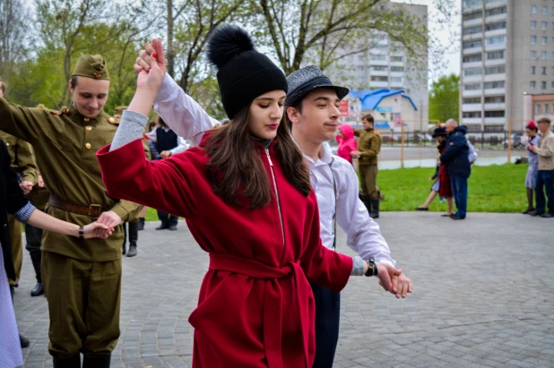 В Барнауле прошли танцы в стиле послевоенных лет.