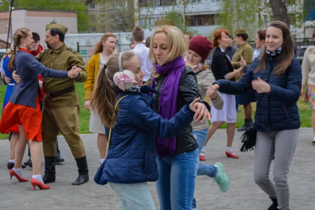 В Барнауле прошли танцы в стиле послевоенных лет.