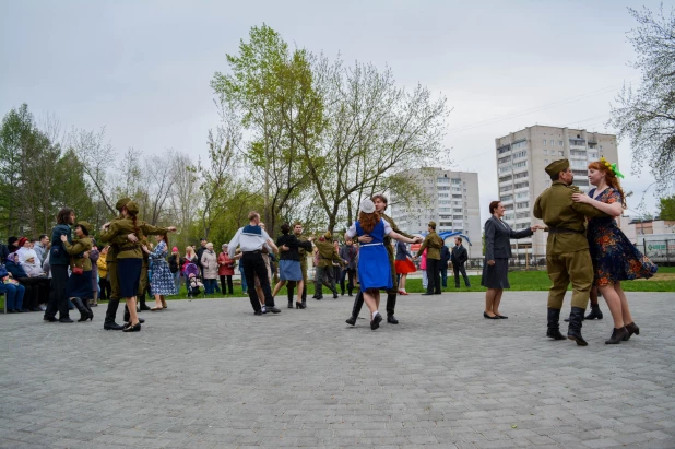 В Барнауле прошли танцы в стиле послевоенных лет.