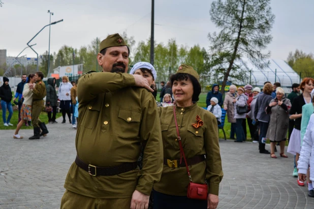 В Барнауле прошли танцы в стиле послевоенных лет.