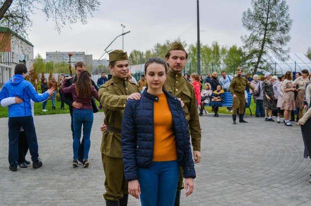 В Барнауле прошли танцы в стиле послевоенных лет.