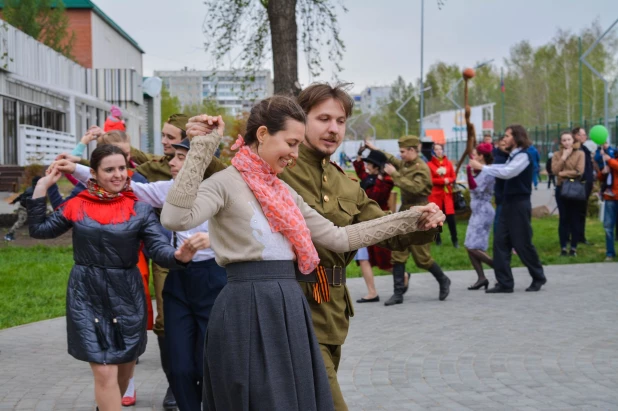 В Барнауле прошли танцы в стиле послевоенных лет.