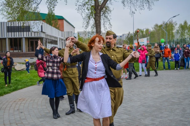 В Барнауле прошли танцы в стиле послевоенных лет.