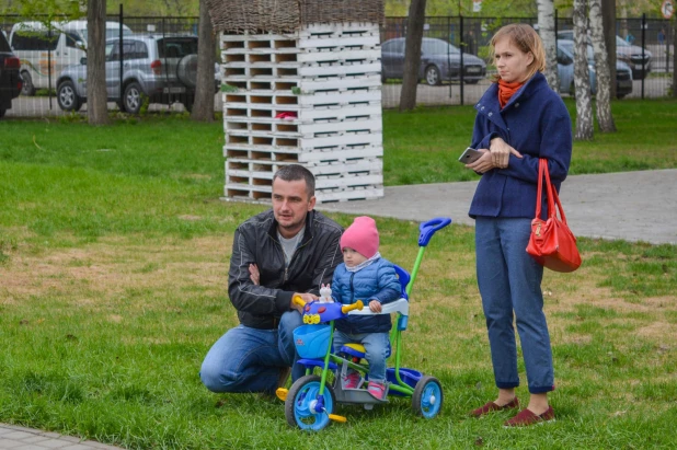 В Барнауле прошли танцы в стиле послевоенных лет.