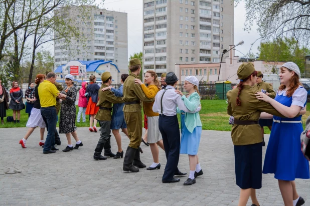 В Барнауле прошли танцы в стиле послевоенных лет.