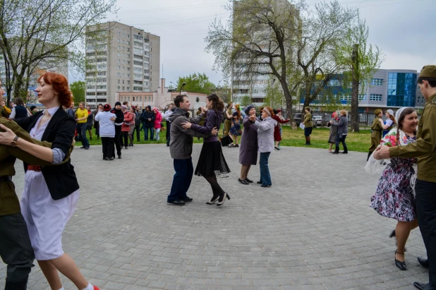 В Барнауле прошли танцы в стиле послевоенных лет.