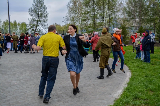 В Барнауле прошли танцы в стиле послевоенных лет.