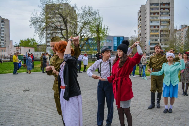 В Барнауле прошли танцы в стиле послевоенных лет.