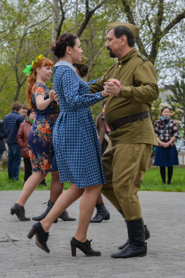 В Барнауле прошли танцы в стиле послевоенных лет.