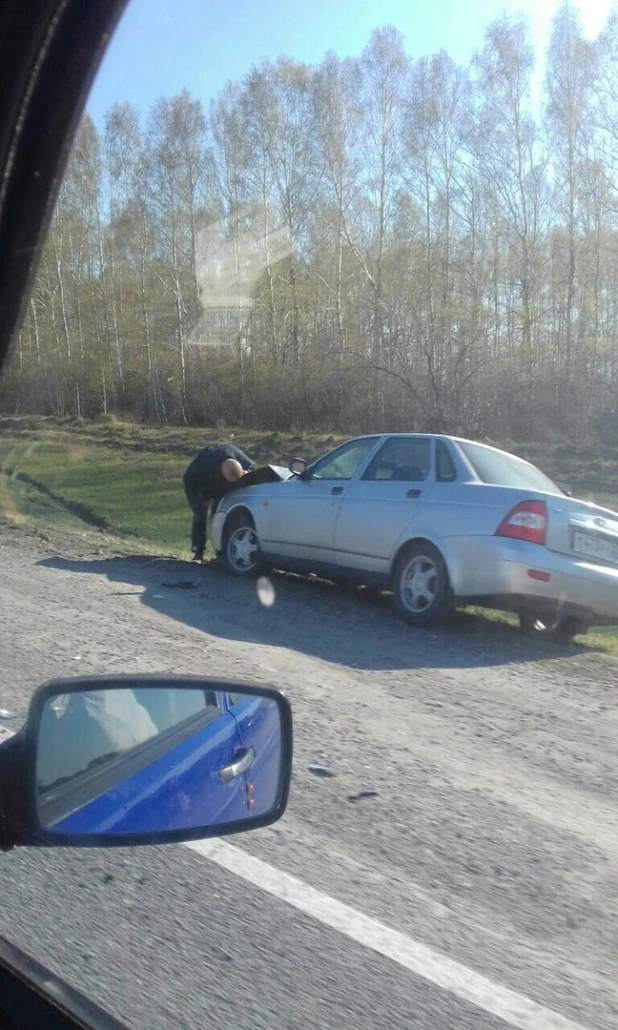 На "Чуйском тракте" в Новосибирской области "Приора" врезалась в КамАЗ. 10 мая 2017 года.