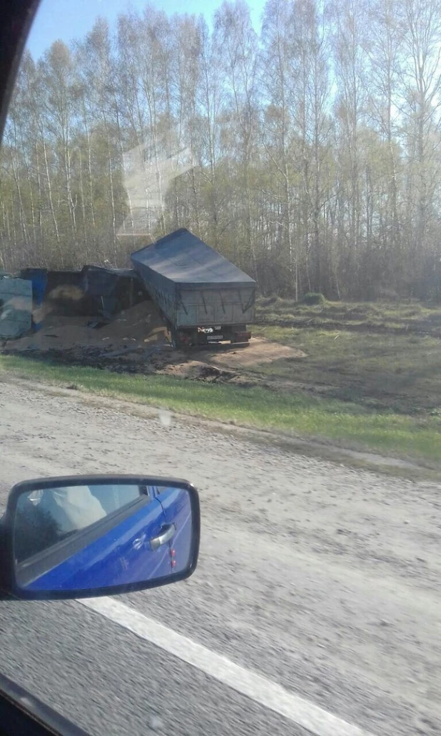 На "Чуйском тракте" в Новосибирской области "Приора" врезалась в КамАЗ. 10 мая 2017 года.