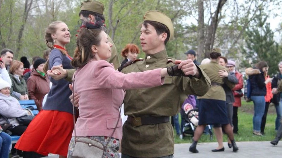 Вечер "В шесть часов вечера после войны" в Барнауле.