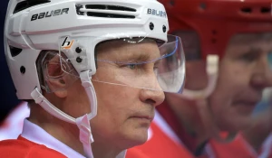 Владимир Путин сыграл в гала-матче Ночной хоккейной лиги. Сочи, 10 мая 2017 года.