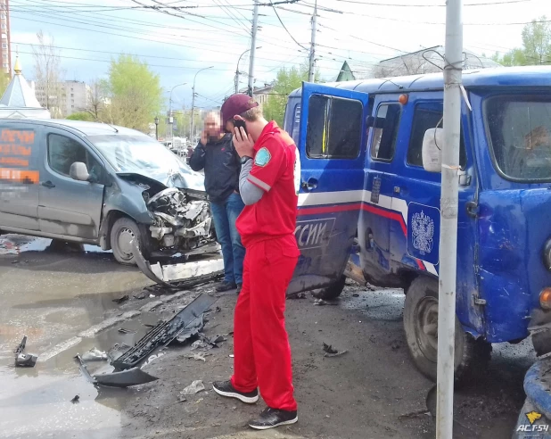 В Новосибирске в ДТП попал автомобиль "Почты России". 11 мая 2017 года.