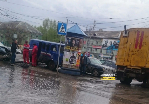 В Новосибирске в ДТП попал автомобиль "Почты России". 11 мая 2017 года.