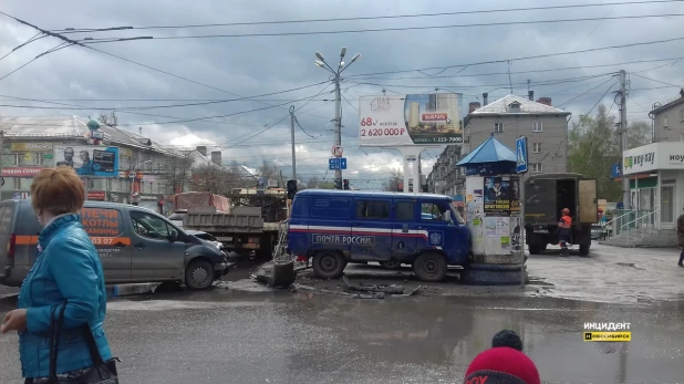 В Новосибирске в ДТП попал автомобиль "Почты России". 11 мая 2017 года.