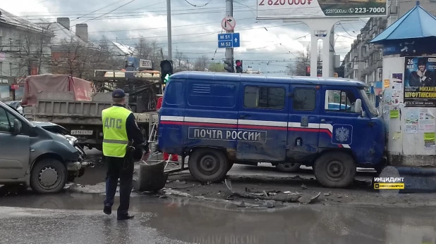 В Новосибирске в ДТП попал автомобиль "Почты России". 11 мая 2017 года.