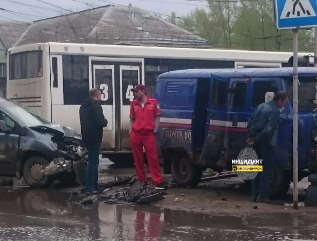 В Новосибирске в ДТП попал автомобиль "Почты России". 11 мая 2017 года.