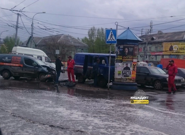 В Новосибирске в ДТП попал автомобиль "Почты России". 11 мая 2017 года.