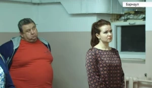 Оксана Ткаченко и ее бывший супруг в зале суда.