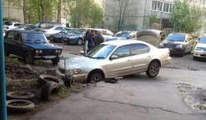 Во дворе дома на улице Солнечная Поляна в яму провалился автомобиль. 11 мая 2017 года.