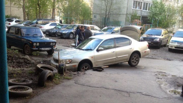 Во дворе дома на улице Солнечная Поляна в яму провалился автомобиль. 11 мая 2017 года.