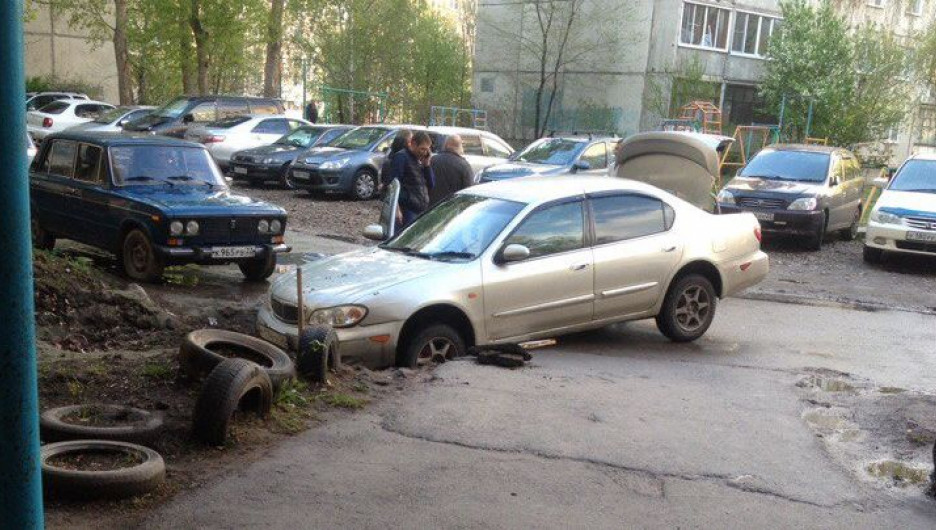 Во дворе дома на улице Солнечная Поляна в яму провалился автомобиль. 11 мая 2017 года.