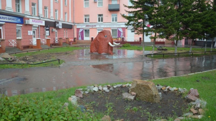 Скульптура мамонтенка в Барнауле.