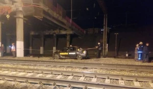 Автомобиль рухнул с моста.