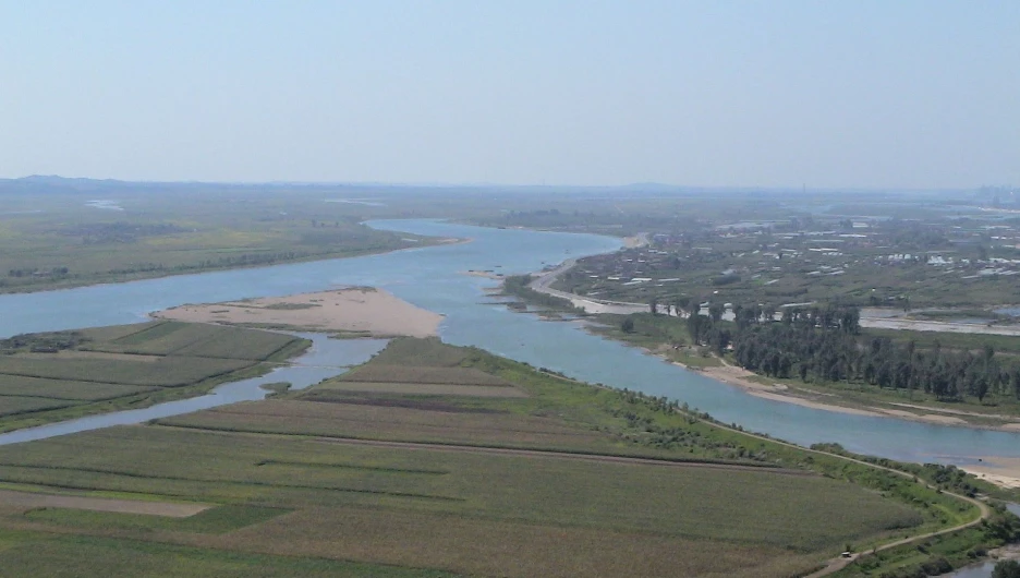 Река Ялу на границе КНДР и Китая.
