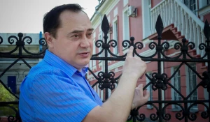 Барнаульский писатель Владимир Токмаков (пр. Ленина, 18).