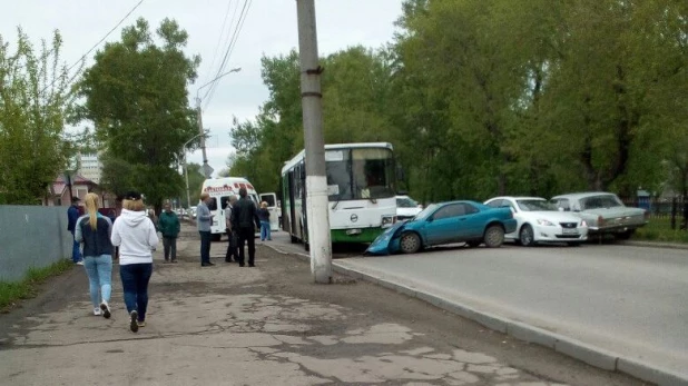 В Барнауле Toyota врезалась в автобус. 15 мая 2017 года.