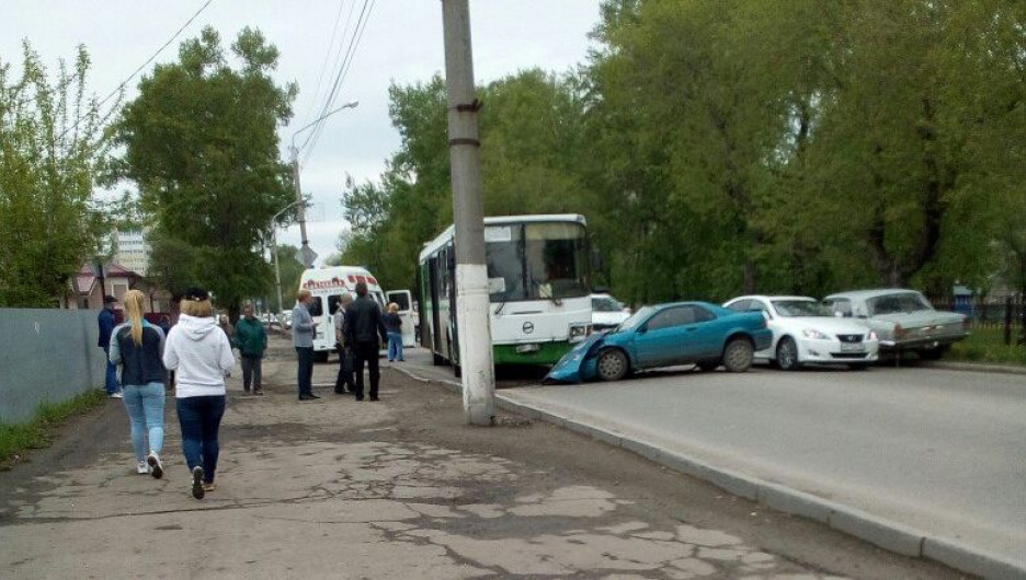 В Барнауле Toyota врезалась в автобус. 15 мая 2017 года.