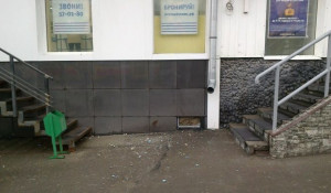 На проспекте Ленина с дома № 157 обрушилась штукатурка.