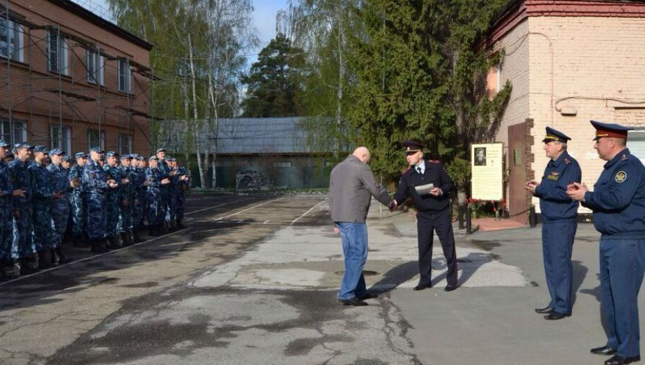 Новосибирские полицейски поблагодарили алтайских приставов за помощь в поимке грабителя.