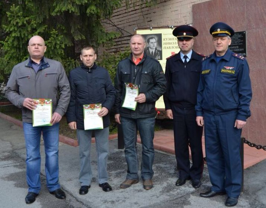 Новосибирские полицейские поблагодарили алтайских приставов за помощь в поимке грабителя.