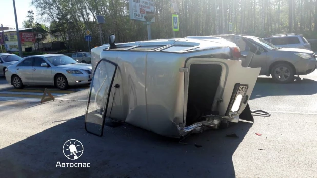 Барнаульский автобус попал в ДТП на трассе между Новосибирском и Бердском. 16 мая 2017 года.