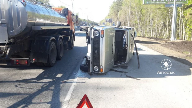 Барнаульский автобус попал в ДТП на трассе между Новосибирском и Бердском. 16 мая 2017 года.