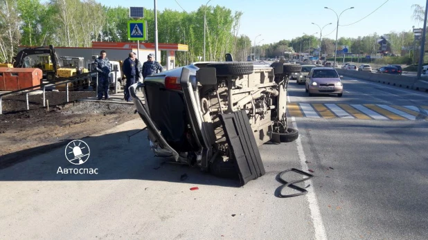 Барнаульский автобус попал в ДТП на трассе между Новосибирском и Бердском. 16 мая 2017 года.