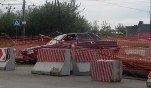 В Барнауле Toyota застряла на ремонтируемом участке дороги. 17 мая 2017 года.