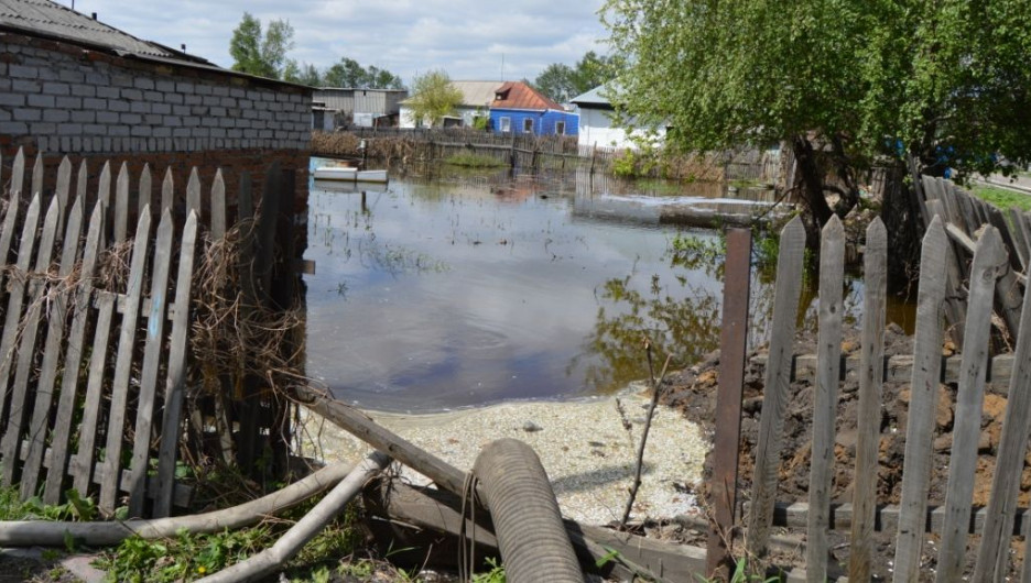 Спасатели МЧС откачивают грунтовые воды в Рубцовске. Паводок-2017 на Алтае.