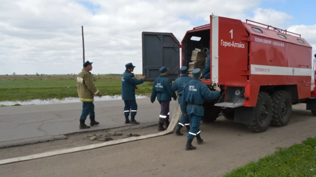 Спасатели МЧС откачивают грунтовые воды в Рубцовске. Паводок-2017 на Алтае.