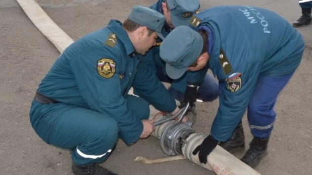 Спасатели МЧС откачивают грунтовые воды в Рубцовске. Паводок-2017 на Алтае.